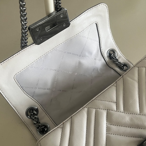 Michael Kors Model: Peyton Quilted Cement Color Crossbody with Gunmetal Chain - Picture 8 of 15